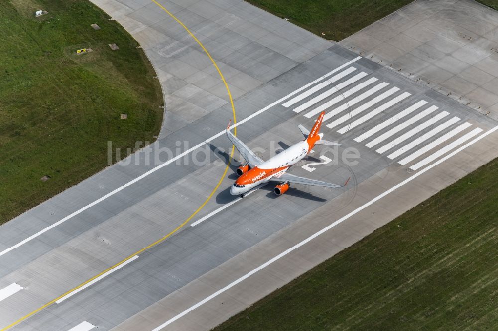 Filderstadt aus der Vogelperspektive: Passagierflugzeug easyJet Airbus A320-200 beim Start auf dem Flughafen Stuttgart in Filderstadt im Bundesland Baden-Württemberg, Deutschland