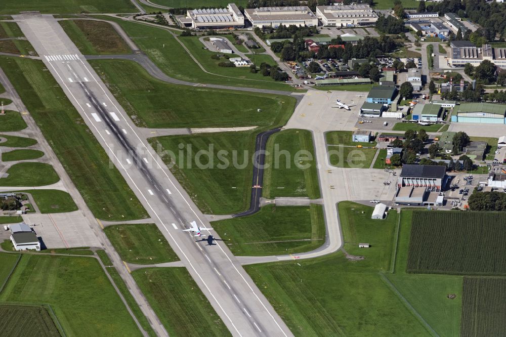 Memmingerberg von oben - Passagierflugzeug A320 von Eurowings beim Start und Steigflug über dem Flughafen in Memmingerberg im Bundesland Bayern, Deutschland