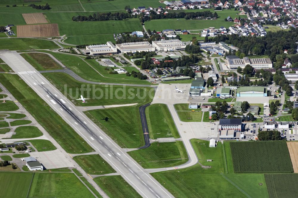 Luftbild Memmingerberg - Passagierflugzeug A320 von Eurowings beim Start und Steigflug über dem Flughafen in Memmingerberg im Bundesland Bayern, Deutschland