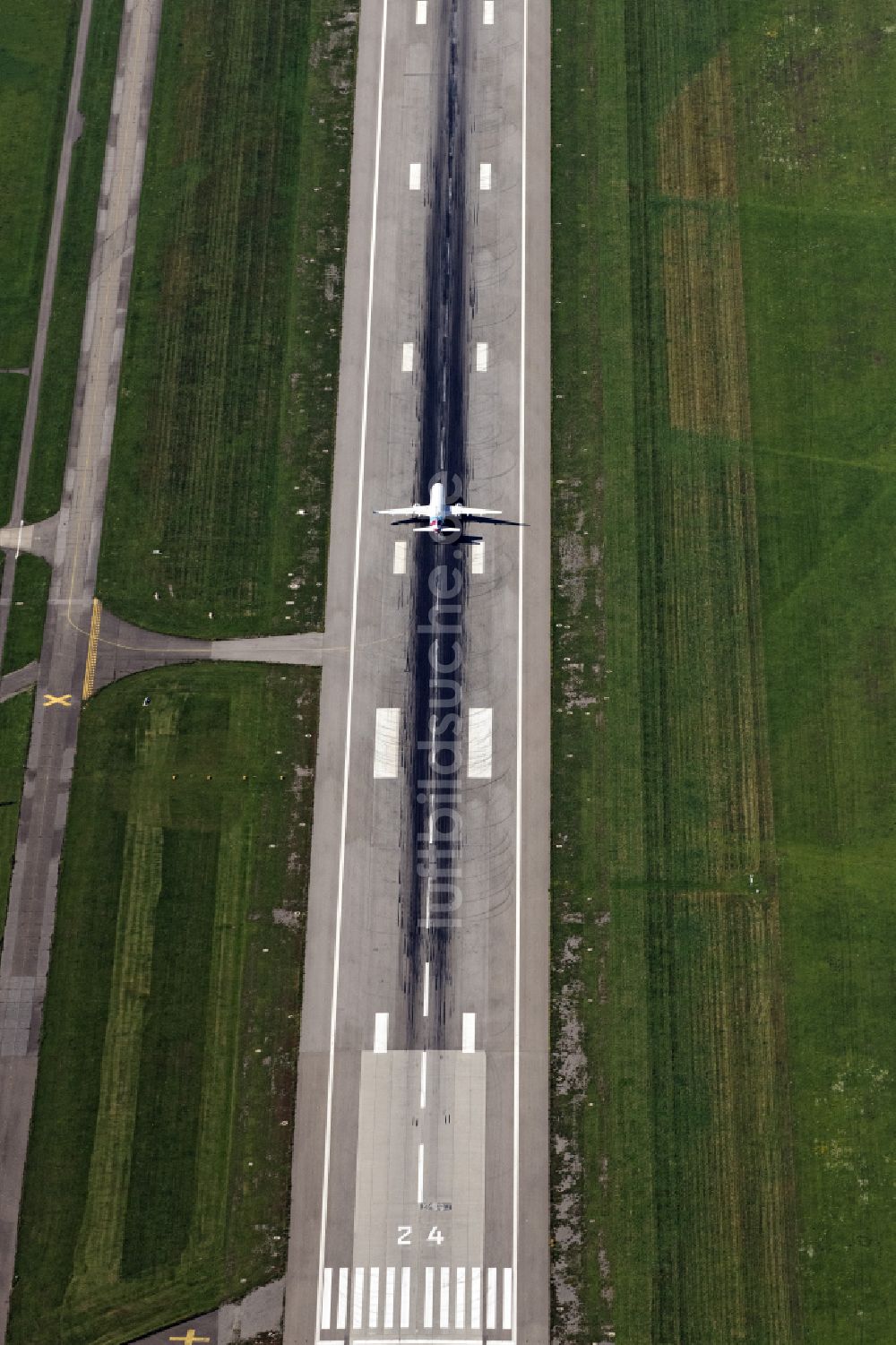 Luftaufnahme Ungerhausen - Passagierflugzeug A320 von Eurowings beim Start und Steigflug über dem Flughafen in Ungerhausen im Bundesland Bayern, Deutschland