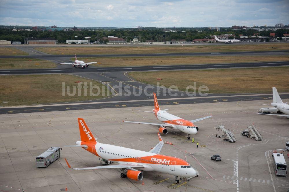 Luftbild Berlin - Passagierflugzeug der Fluggesellschaft easyJet auf der Parkposition - Abstellfläche auf dem Flughafen in Berlin, Deutschland