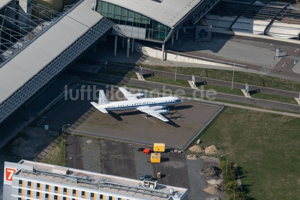 Schkeuditz von oben - Passagierflugzeug Iljuschin IL-18 mit der Kennung DM-STA am Flughafen in Schkeuditz im Bundesland Sachsen, Deutschland