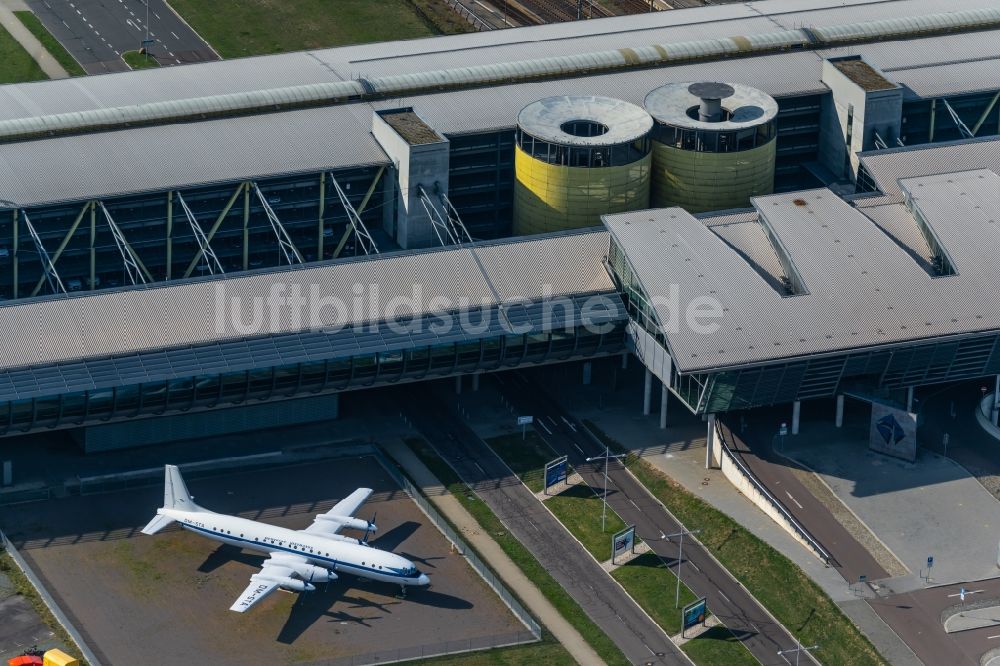 Luftbild Schkeuditz - Passagierflugzeug Iljuschin IL-18 mit der Kennung DM-STA am Flughafen in Schkeuditz im Bundesland Sachsen, Deutschland
