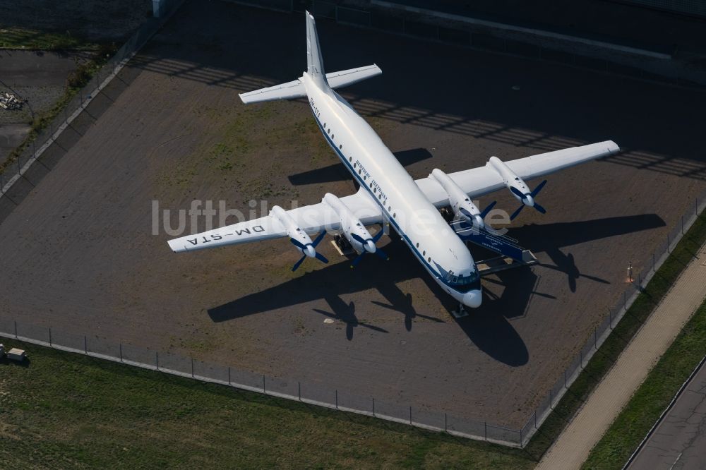 Luftaufnahme Schkeuditz - Passagierflugzeug Iljuschin IL-18 mit der Kennung DM-STA am Flughafen in Schkeuditz im Bundesland Sachsen, Deutschland