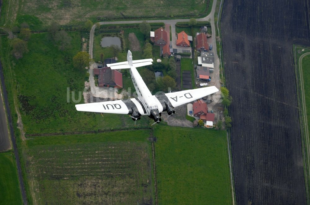 Weener von oben - Passagierflugzeug Junkers JU-52 über Weener im Bundesland Niedersachsen