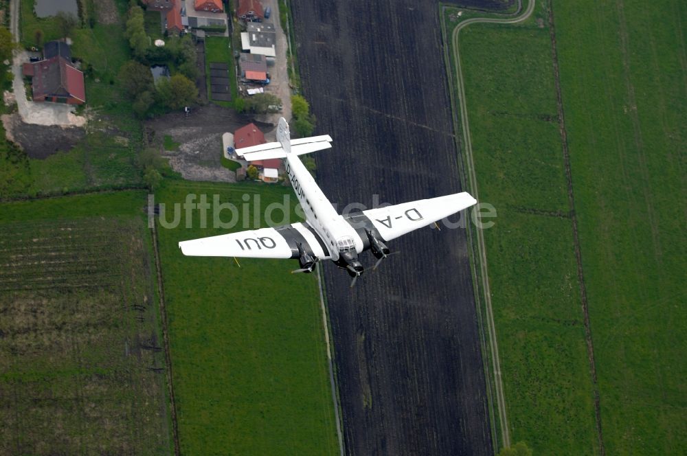 Weener aus der Vogelperspektive: Passagierflugzeug Junkers JU-52 über Weener im Bundesland Niedersachsen