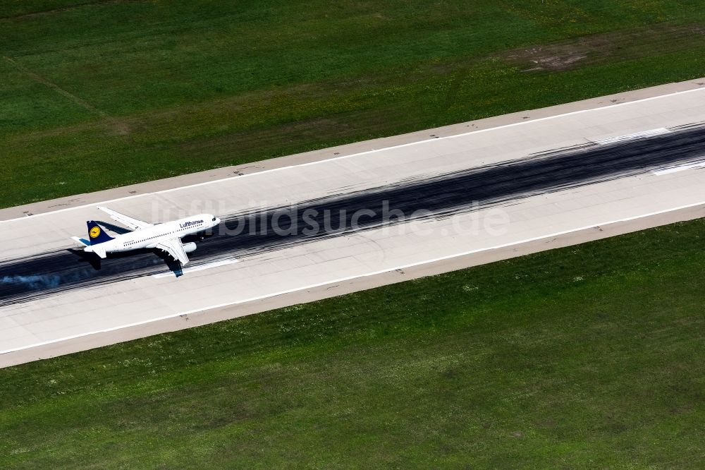 Luftbild München-Flughafen - Passagierflugzeug A320 im Landeanflug zur Landung auf dem Flughafen in München-Flughafen im Bundesland Bayern, Deutschland