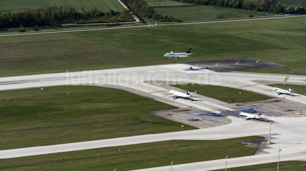 München-Flughafen aus der Vogelperspektive: Passagierflugzeug A320 von Lufhansa im Landeanflug zur Landung auf dem Flughafen in München-Flughafen im Bundesland Bayern, Deutschland