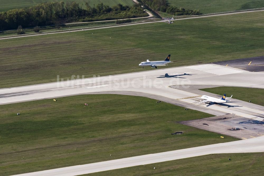 Luftbild München-Flughafen - Passagierflugzeug A320 von Lufhansa im Landeanflug zur Landung auf dem Flughafen in München-Flughafen im Bundesland Bayern, Deutschland