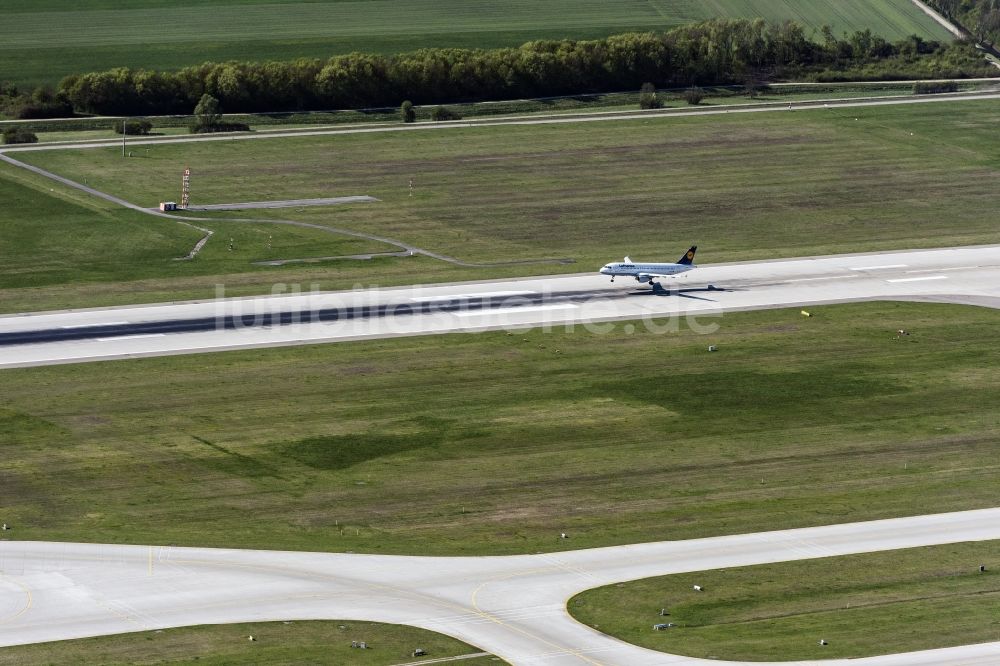 Luftaufnahme München-Flughafen - Passagierflugzeug A320 von Lufhansa im Landeanflug zur Landung auf dem Flughafen in München-Flughafen im Bundesland Bayern, Deutschland