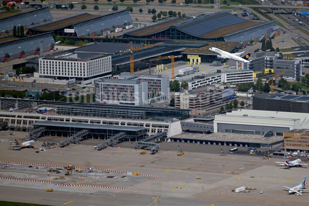 Stuttgart aus der Vogelperspektive: Passagierflugzeug der Lufthansa beim Start und Steigflug über dem Flughafen in Stuttgart im Bundesland Baden-Württemberg, Deutschland