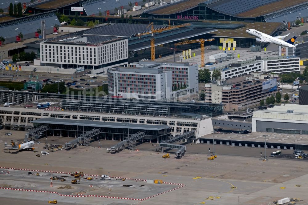 Luftbild Stuttgart - Passagierflugzeug der Lufthansa beim Start und Steigflug über dem Flughafen in Stuttgart im Bundesland Baden-Württemberg, Deutschland