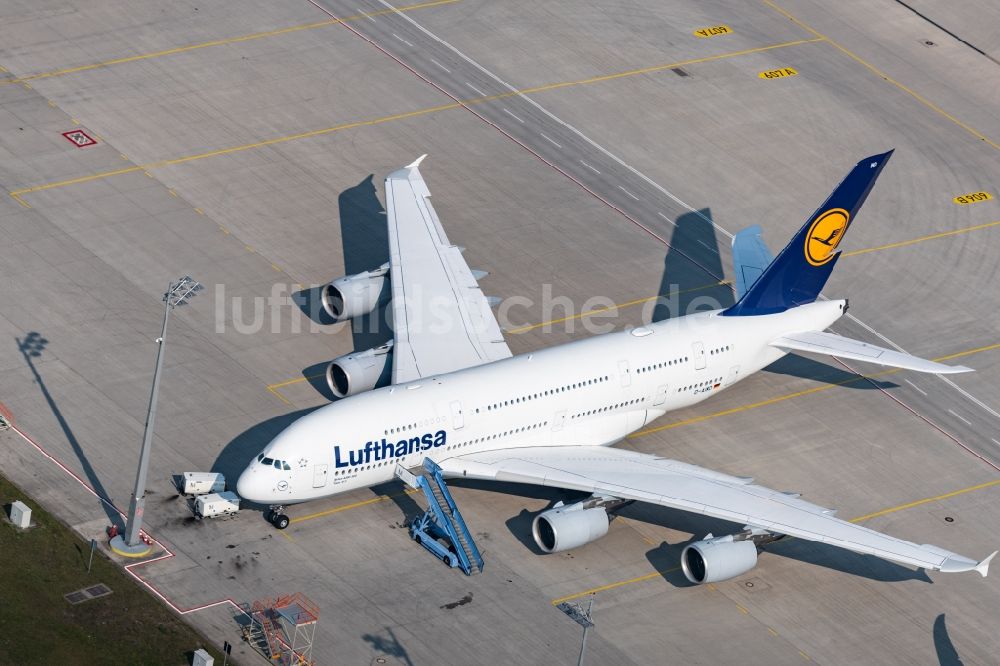 Hallbergmoos aus der Vogelperspektive: Passagierflugzeug A380 der Lufthansa auf der Parkposition - Abstellfläche auf dem Flughafen München in Hallbergmoos im Bundesland Bayern, Deutschland