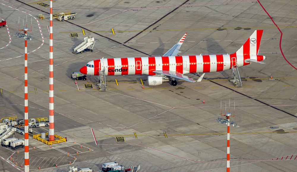 Luftbild Düsseldorf - Passagierflugzeug auf der Parkposition - Abstellfläche auf dem Flughafen in Düsseldorf im Bundesland Nordrhein-Westfalen, Deutschland