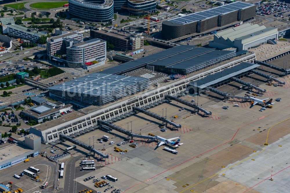 Stuttgart von oben - Passagierflugzeug auf der Parkposition - Abstellfläche auf dem Flughafen in Stuttgart im Bundesland Baden-Württemberg, Deutschland