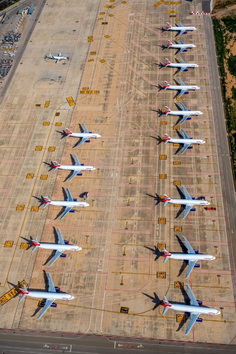 Palma aus der Vogelperspektive: Passagierflugzeuge Airbus Airbus A320-232 auf der Parkposition - Abstellfläche auf dem Flughafen im Ortsteil Llevant de Palma District in Palma in Islas Baleares, Spanien