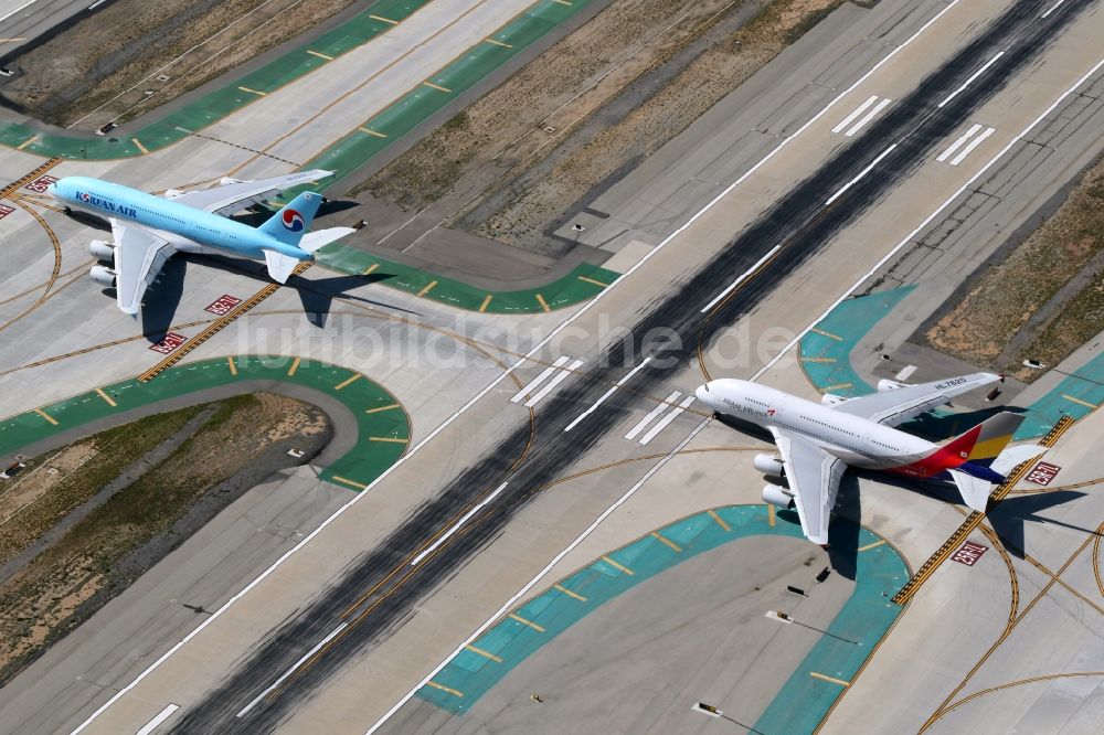 Luftaufnahme Los Angeles - Passagierflugzeuge Airbus A380-800 der Fluggesellschaften Korean Air und Asiana rollen auf dem Flughafen in Los Angeles in Kalifornien, USA