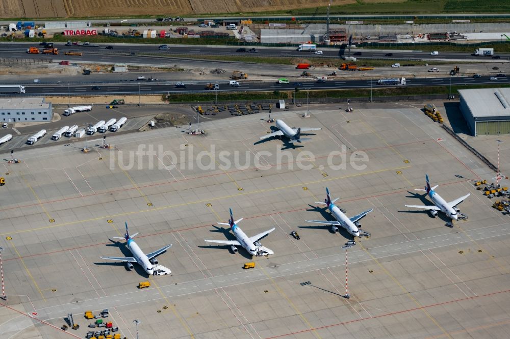 Stuttgart aus der Vogelperspektive: Passagierflugzeuge von Eurowings auf der Parkposition - Abstellfläche auf dem Flughafen in Stuttgart im Bundesland Baden-Württemberg, Deutschland