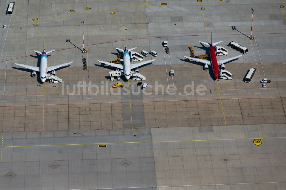 Luftbild Stuttgart - Passagierflugzeuge von Eurowings auf der Parkposition - Abstellfläche auf dem Flughafen in Stuttgart im Bundesland Baden-Württemberg, Deutschland
