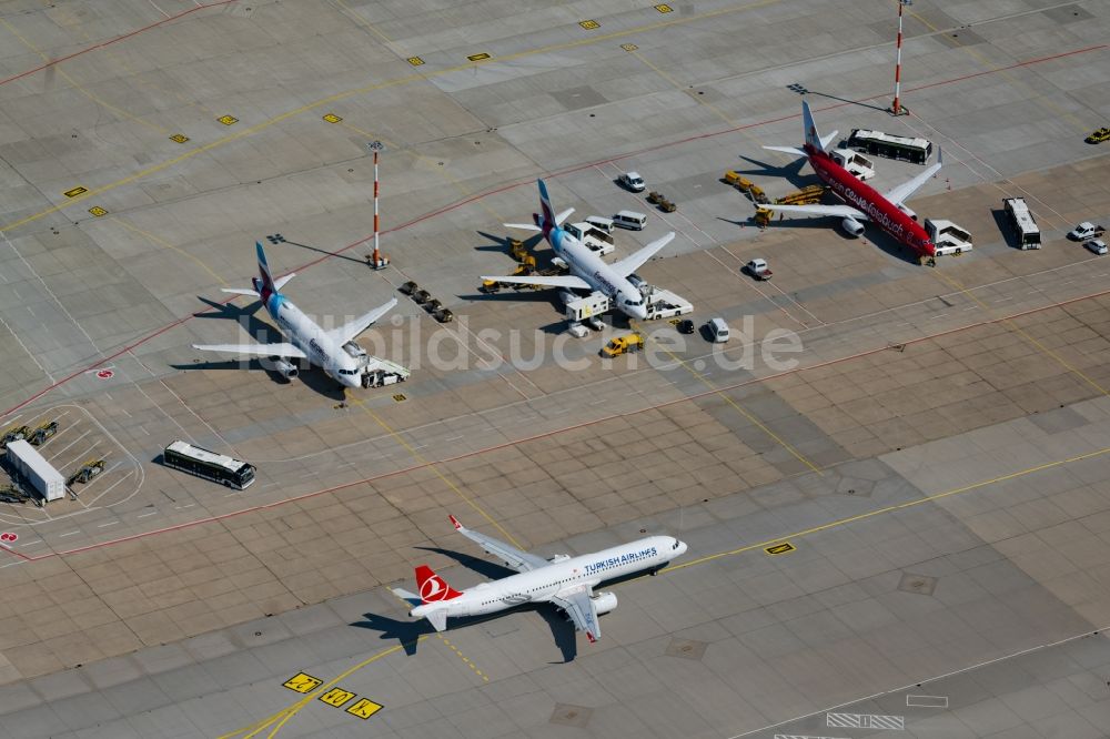 Luftaufnahme Stuttgart - Passagierflugzeuge von Eurowings auf der Parkposition - Abstellfläche auf dem Flughafen in Stuttgart im Bundesland Baden-Württemberg, Deutschland