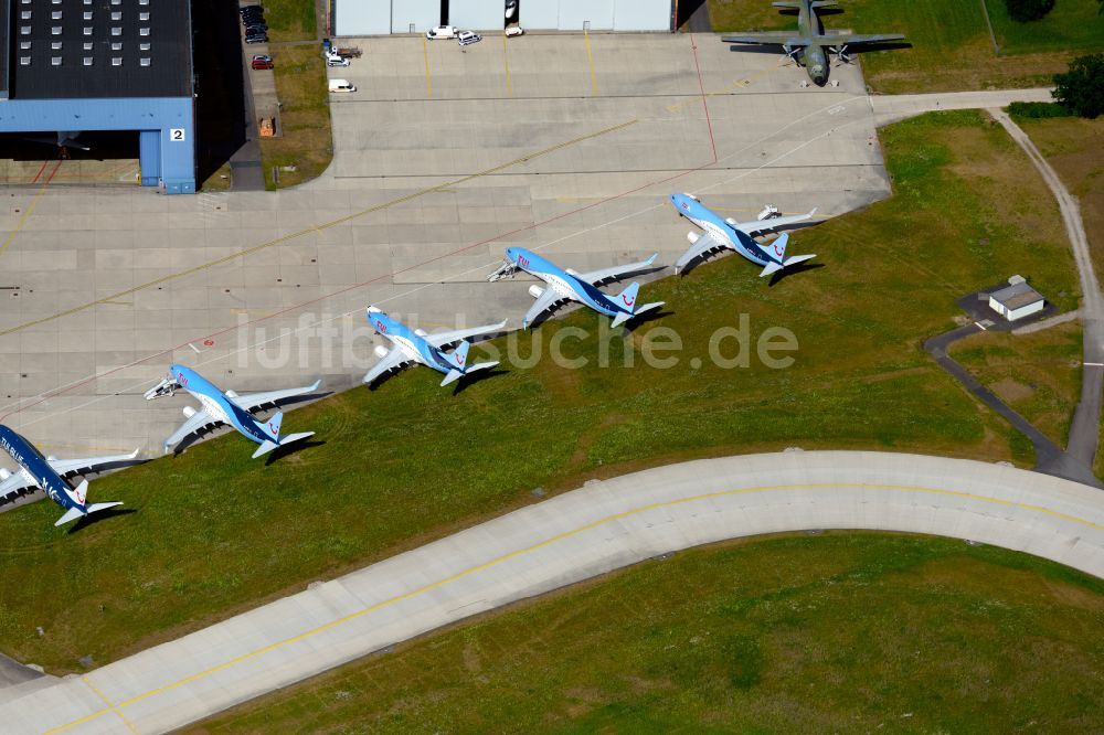 Langenhagen aus der Vogelperspektive: Passagierflugzeuge der Fluggesellschaft TUI des Typs Boeing 737 auf der Parkposition - Abstellfläche auf dem Flughafen in Langenhagen im Bundesland Niedersachsen, Deutschland