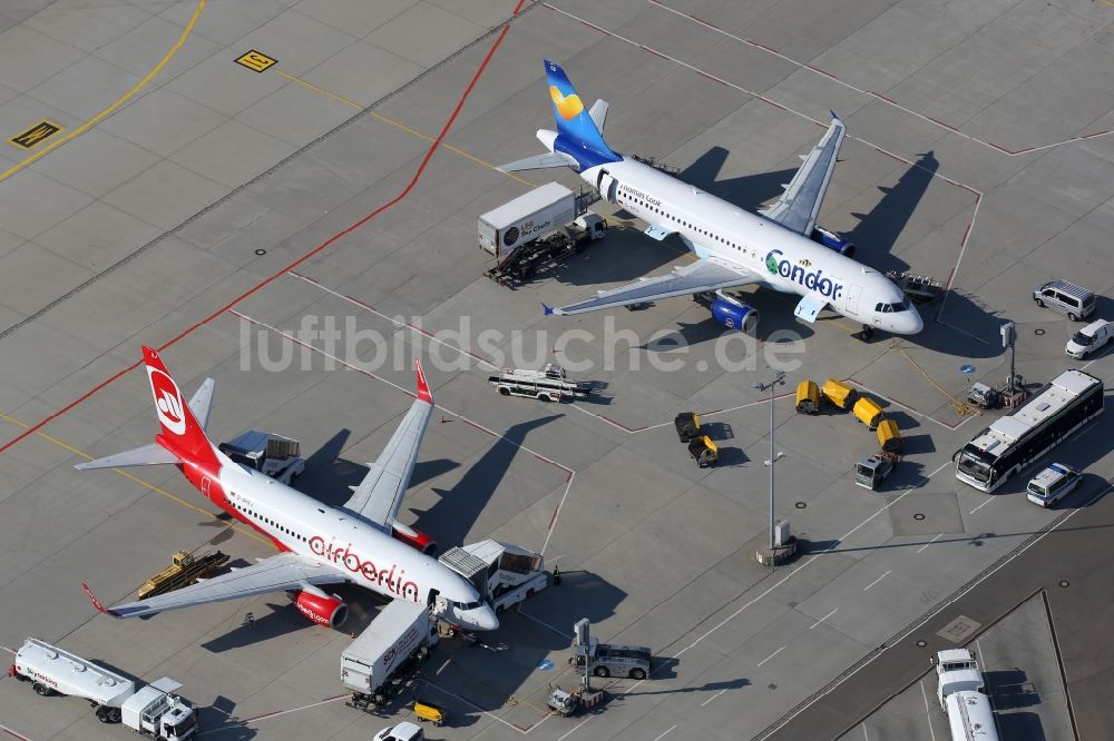 Stuttgart aus der Vogelperspektive: Passagierflugzeuge der Fluggesellschaften Air Berlin und Condor auf dem Flughafen in Stuttgart im Bundesland Baden-Württemberg