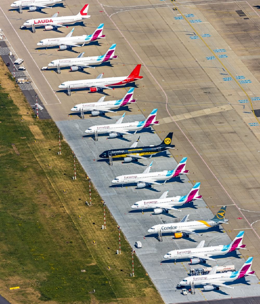 Luftbild Düsseldorf - Passagierflugzeuge krisen bedingt auf der Parkposition - Abstellfläche auf dem Flughafen im Ortsteil Lohausen in Düsseldorf im Bundesland Nordrhein-Westfalen, Deutschland