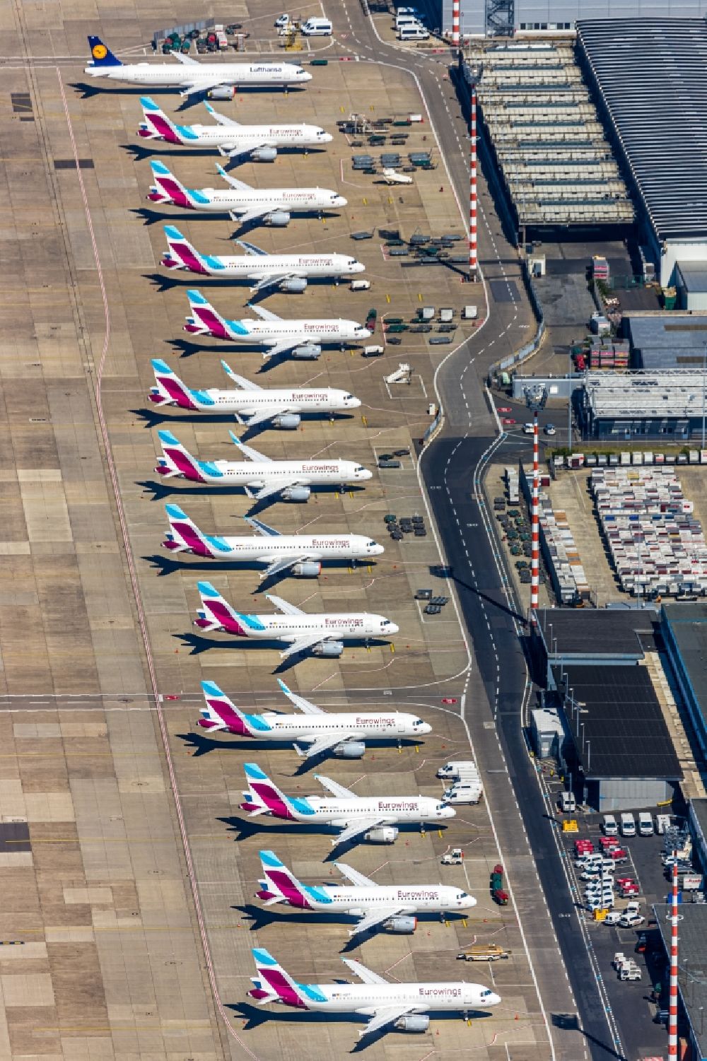 Luftbild Düsseldorf - Passagierflugzeuge krisen bedingt auf der Parkposition - Abstellfläche auf dem Flughafen im Ortsteil Lohausen in Düsseldorf im Bundesland Nordrhein-Westfalen, Deutschland