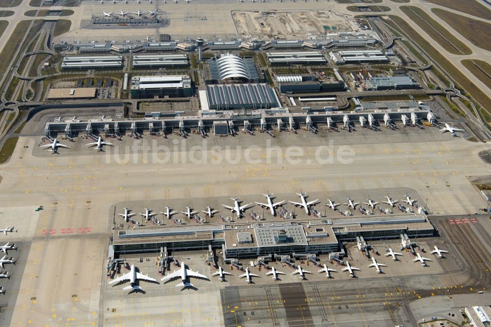 Luftaufnahme München-Flughafen - Passagierflugzeuge krisenbedingt stillgelegt auf den Parkpositionen und Abstellfläche auf dem Flughafen in München im Bundesland Bayern, Deutschland