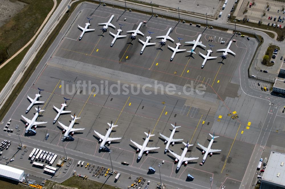 München-Flughafen aus der Vogelperspektive: Passagierflugzeuge krisenbedingt stillgelegt auf den Parkpositionen und Abstellfläche auf dem Flughafen in München im Bundesland Bayern, Deutschland