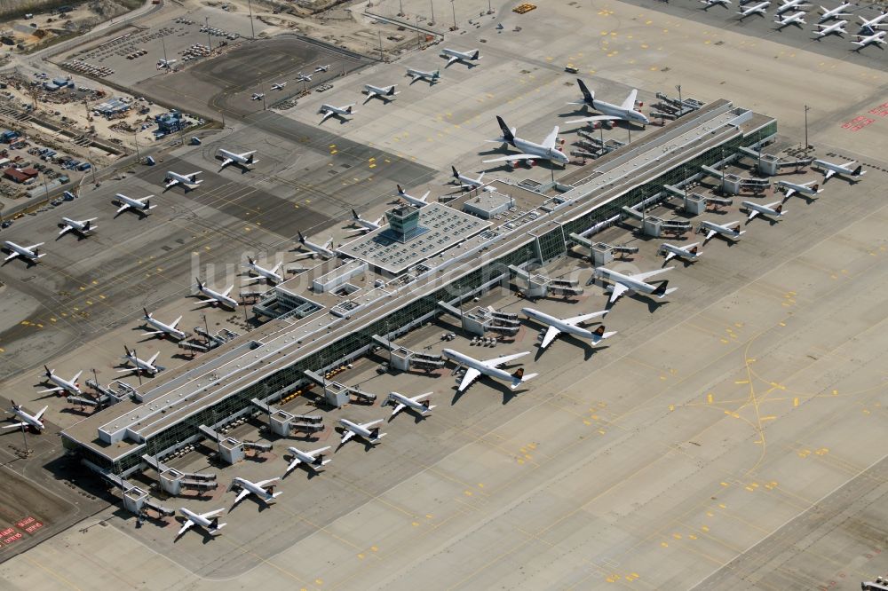 Luftbild München-Flughafen - Passagierflugzeuge krisenbedingt stillgelegt auf den Parkpositionen und Abstellfläche auf dem Flughafen in München im Bundesland Bayern, Deutschland