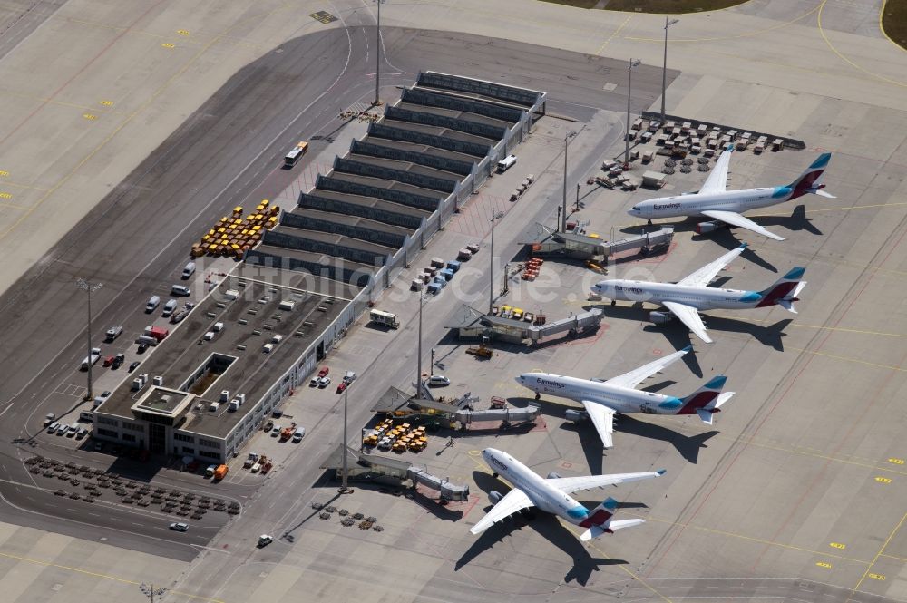 Luftaufnahme München-Flughafen - Passagierflugzeuge krisenbedingt stillgelegt auf den Parkpositionen und Abstellfläche auf dem Flughafen in München im Bundesland Bayern, Deutschland