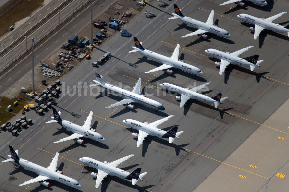 Luftbild München-Flughafen - Passagierflugzeuge krisenbedingt stillgelegt auf den Parkpositionen und Abstellfläche auf dem Flughafen in München im Bundesland Bayern, Deutschland