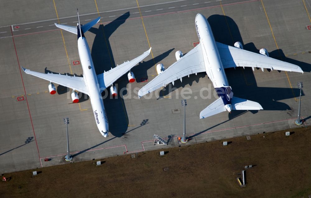 Luftbild München - Passagierflugzeuge krisenbedingt stillgelegt auf den Parkpositionen und Abstellfläche auf dem Flughafen in München im Bundesland Bayern, Deutschland