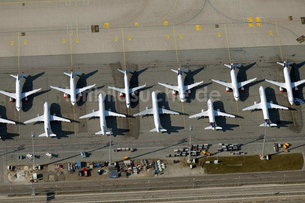Luftbild München - Passagierflugzeuge krisenbedingt stillgelegt auf den Parkpositionen und Abstellfläche auf dem Flughafen in München im Bundesland Bayern, Deutschland