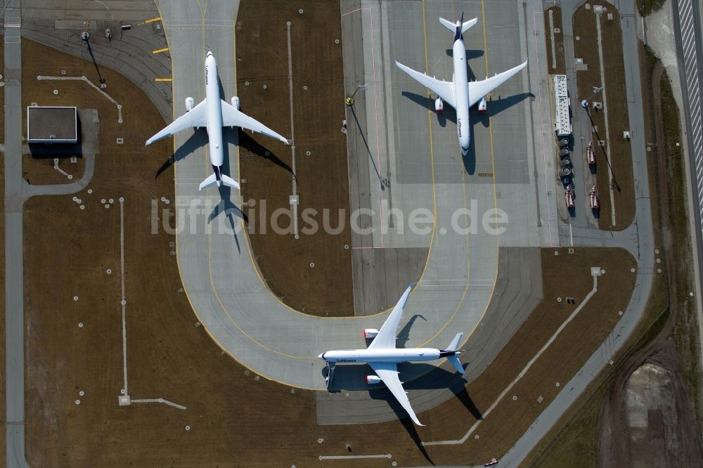 München von oben - Passagierflugzeuge krisenbedingt stillgelegt auf den Parkpositionen und Abstellfläche auf dem Flughafen in München im Bundesland Bayern, Deutschland