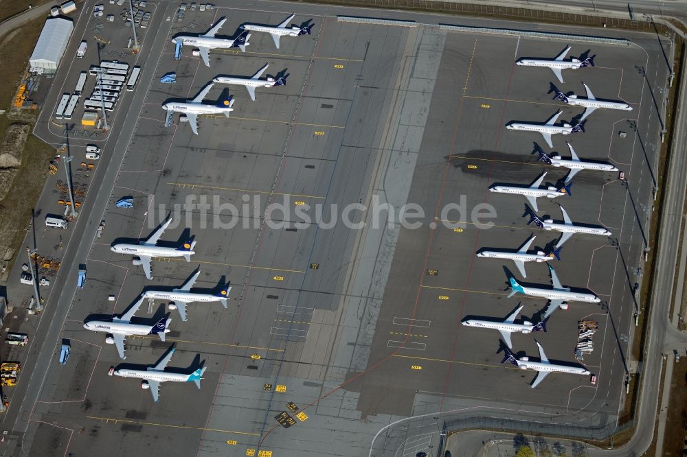 Luftaufnahme München - Passagierflugzeuge krisenbedingt stillgelegt auf den Parkpositionen und Abstellfläche auf dem Flughafen in München im Bundesland Bayern, Deutschland