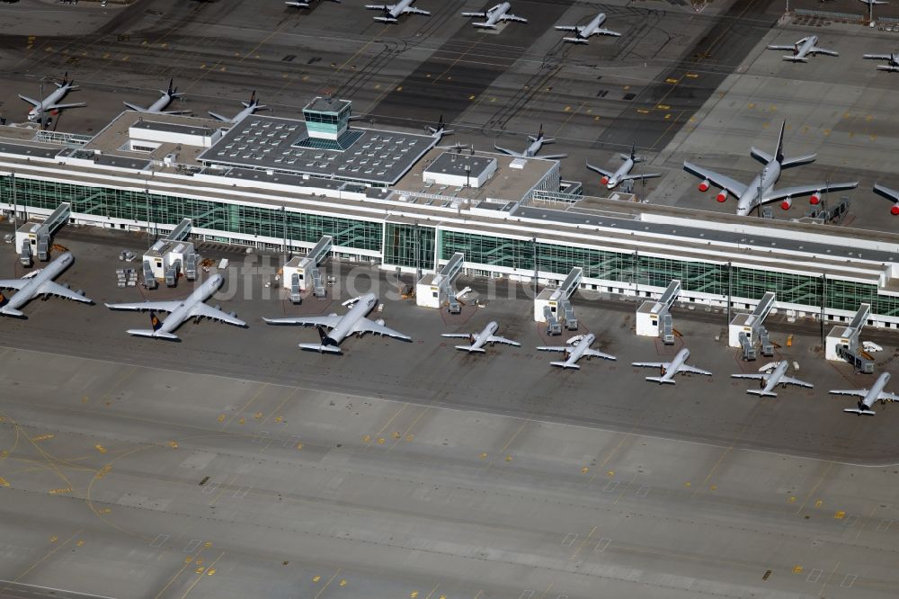 Luftaufnahme München - Passagierflugzeuge krisenbedingt stillgelegt auf den Parkpositionen und Abstellfläche auf dem Flughafen in München im Bundesland Bayern, Deutschland