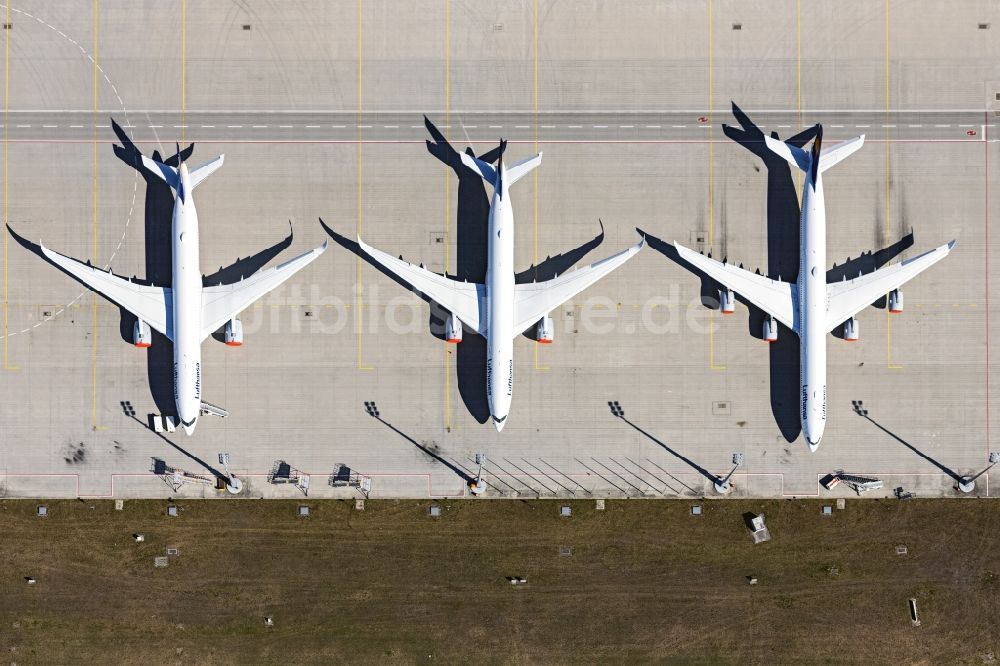 München-Flughafen von oben - Passagierflugzeuge der Lufthansa, aufgrund des Corona Lockdowns auf der Parkposition - Abstellfläche auf dem Flughafen in München-Flughafen im Bundesland Bayern, Deutschland