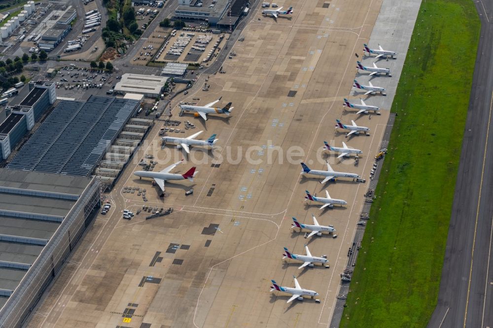 Düsseldorf aus der Vogelperspektive: Passagierflugzeuge auf der Parkposition - Abstellfläche auf dem Flughafen in Düsseldorf im Bundesland Nordrhein-Westfalen, Deutschland