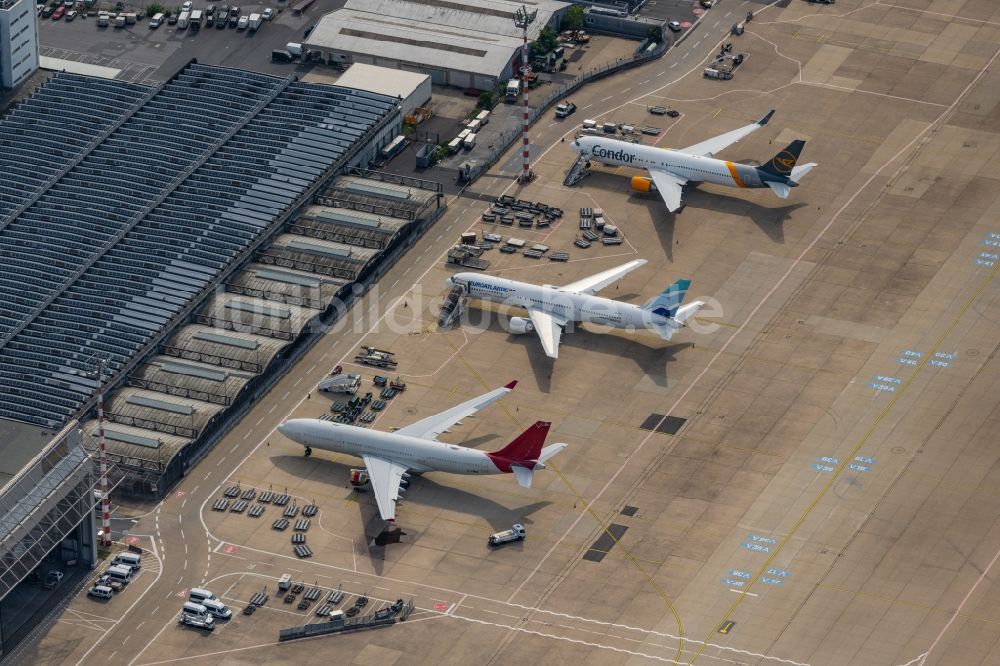 Luftbild Düsseldorf - Passagierflugzeuge auf der Parkposition - Abstellfläche auf dem Flughafen in Düsseldorf im Bundesland Nordrhein-Westfalen, Deutschland