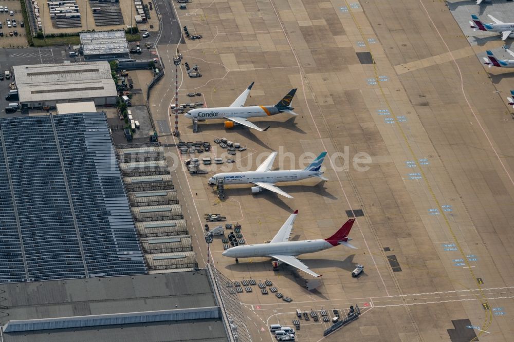 Luftaufnahme Düsseldorf - Passagierflugzeuge auf der Parkposition - Abstellfläche auf dem Flughafen in Düsseldorf im Bundesland Nordrhein-Westfalen, Deutschland