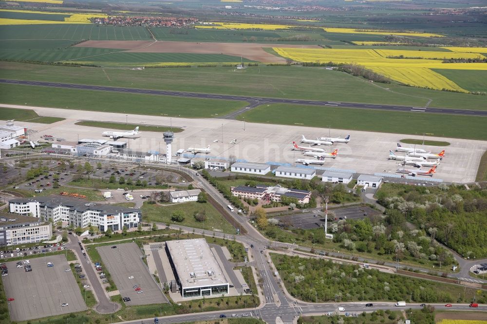 Erfurt von oben - Passagierflugzeuge auf der Parkposition - Abstellfläche auf dem Flughafen in Erfurt im Bundesland Thüringen, Deutschland