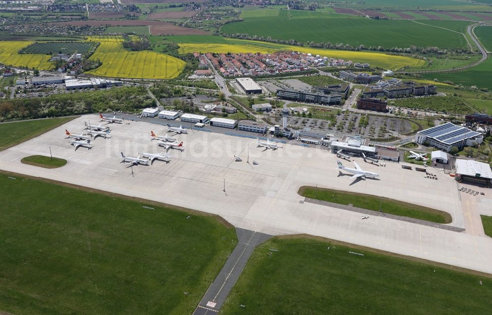 Luftaufnahme Erfurt - Passagierflugzeuge auf der Parkposition - Abstellfläche auf dem Flughafen in Erfurt im Bundesland Thüringen, Deutschland