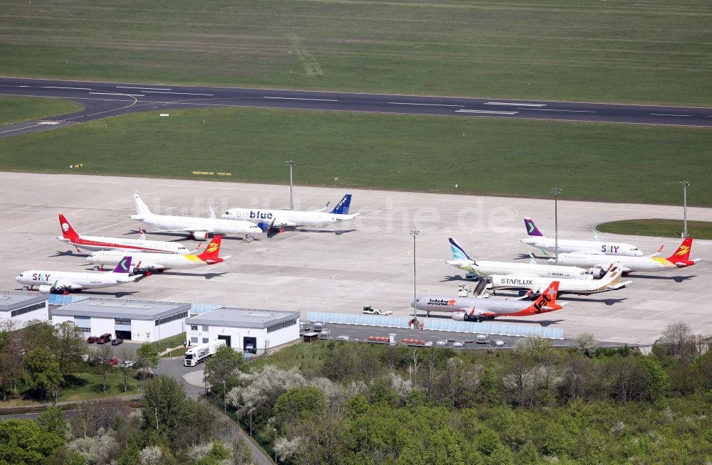 Luftbild Erfurt - Passagierflugzeuge auf der Parkposition - Abstellfläche auf dem Flughafen in Erfurt im Bundesland Thüringen, Deutschland