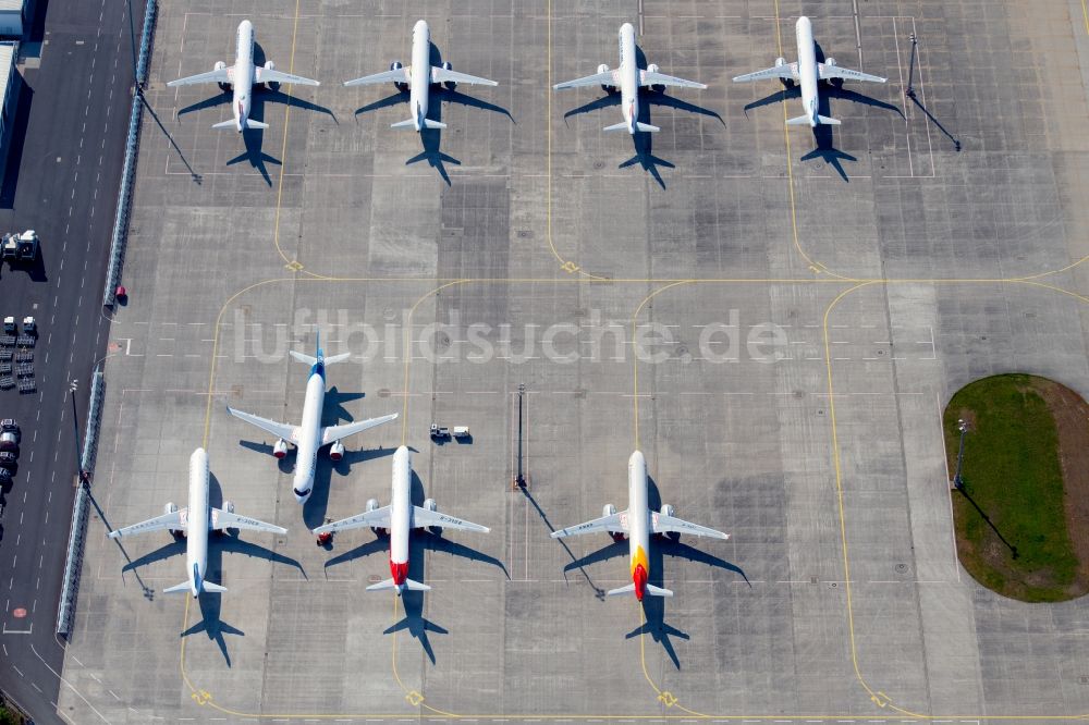 Erfurt von oben - Passagierflugzeuge auf der Parkposition - Abstellfläche auf dem Flughafen in Erfurt im Bundesland Thüringen, Deutschland