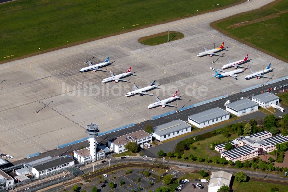 Luftbild Erfurt - Passagierflugzeuge auf der Parkposition - Abstellfläche auf dem Flughafen in Erfurt im Bundesland Thüringen, Deutschland