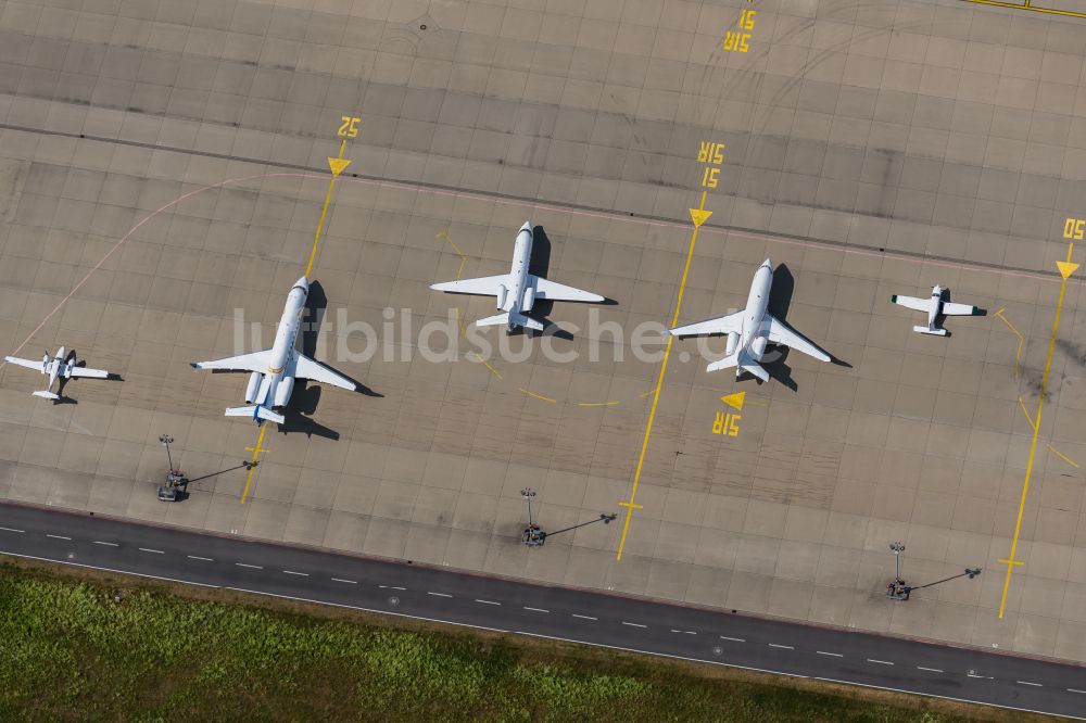 Luftbild Langenhagen - Passagierflugzeuge auf der Parkposition - Abstellfläche auf dem Flughafen in Langenhagen im Bundesland Niedersachsen, Deutschland
