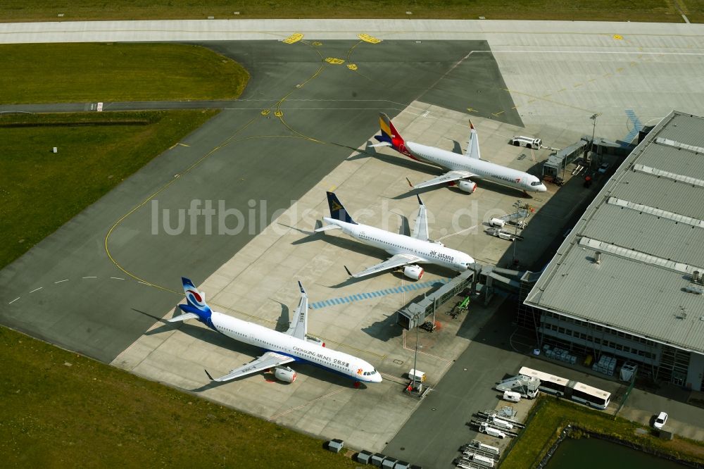 Laage von oben - Passagierflugzeuge des Typ Airbus A321-253NX krisenbedingt auf der Parkposition - Abstellfläche auf dem Flughafen in Laage im Bundesland Mecklenburg-Vorpommern, Deutschland