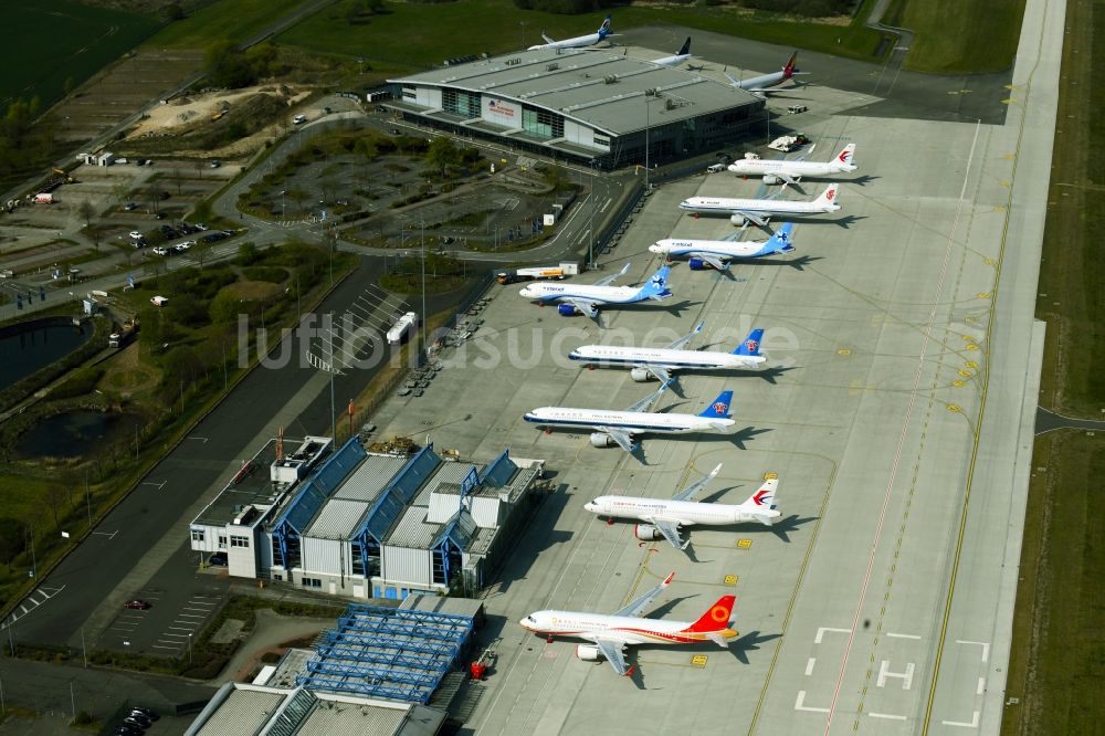 Luftbild Laage - Passagierflugzeuge des Typ Airbus A321-253NX krisenbedingt auf der Parkposition - Abstellfläche auf dem Flughafen in Laage im Bundesland Mecklenburg-Vorpommern, Deutschland